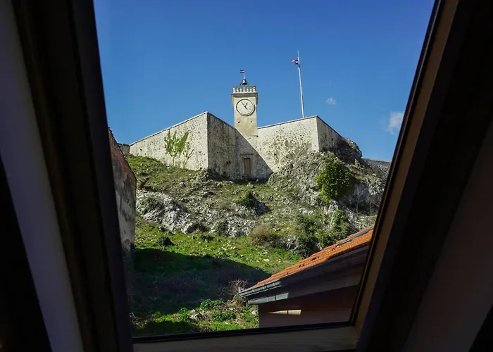 Ispod Ure Lägenhet Sinj